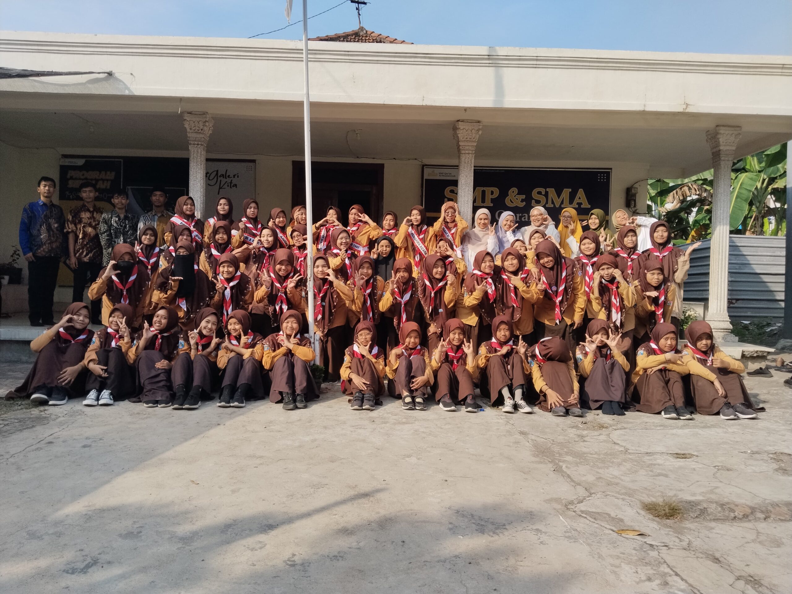 gambar foto bersama siswa SMP dan SMA Qur'an Al Muanawiyah Jombang