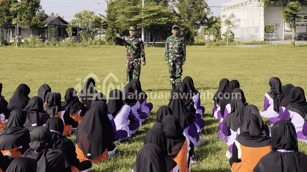 gambar santri pondok putri jombang sedang latihan baris berbaris dengan tentara dalam pendidikan karakter santri baru