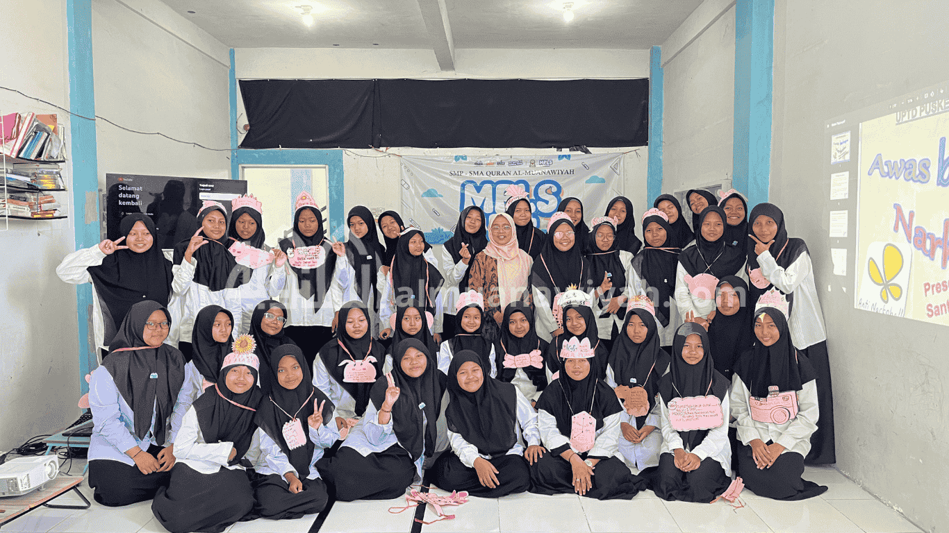 Pemaparan materi pencegahan narkoba dan zat adiktif lainnya (NAPZA) oleh konsultan pendidikan kepada siswa baru SMP SMA Quran Al Muanawiyah Jombang