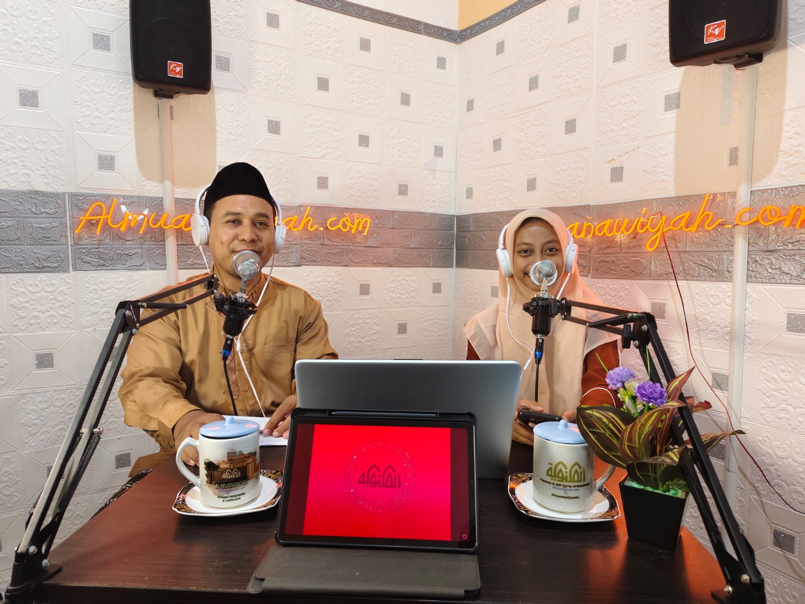 Suasana podcast Al Muanawiyah yang membahas peran orangtua dalam membersamai anak di pesantren, menekankan pentingnya dukungan keluarga dalam pendidikan santri.