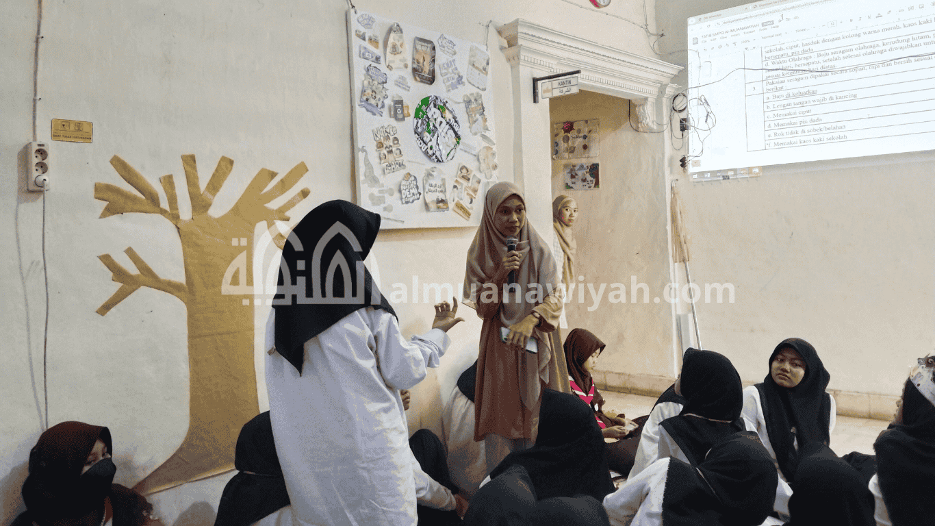Sosialisasi tata tertib dan budaya sekolah oleh waka kesiswaan SMP Quran Al Muanawiyah Jombang beserta pembuatan pohon komitmen siswa baru