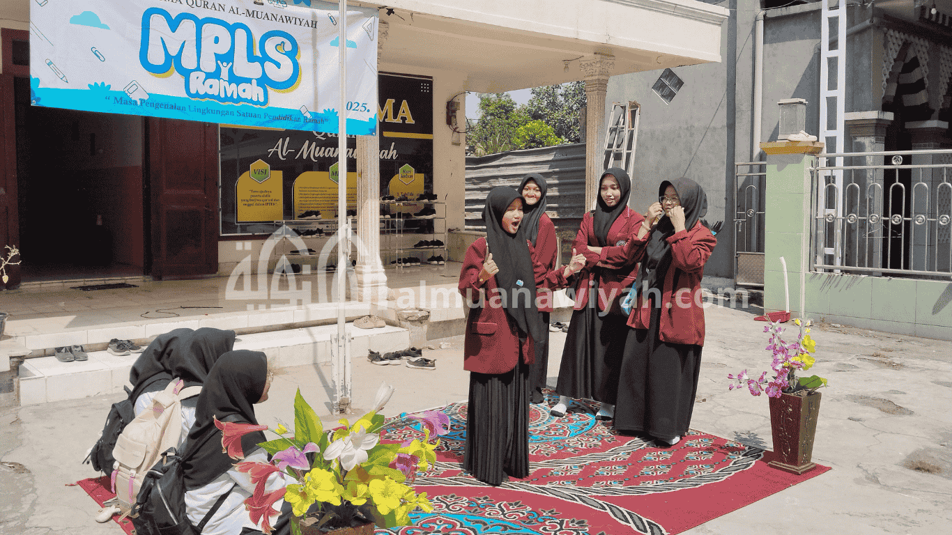 Unjuk bakat drama dari siswa baru dalam kegiatan MPLS SMP SMA Quran Al Muanawiyah Jombang