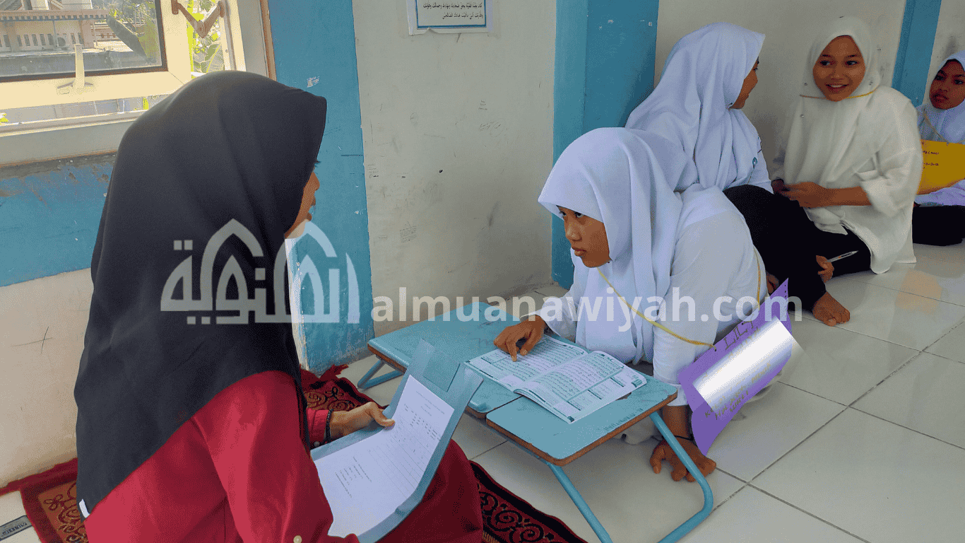 Seorang santri baru sedang menjalani tes baca kitab bersama asatidz PPTQ Al-Muanawiyah Jombang dalam kegiatan MATSABA.