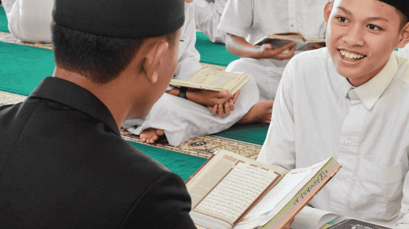 adab kepada guru yang dianjurkan kitab talim mutaallim, gambar ustadz menyimak hafalan al quran santri laki laki