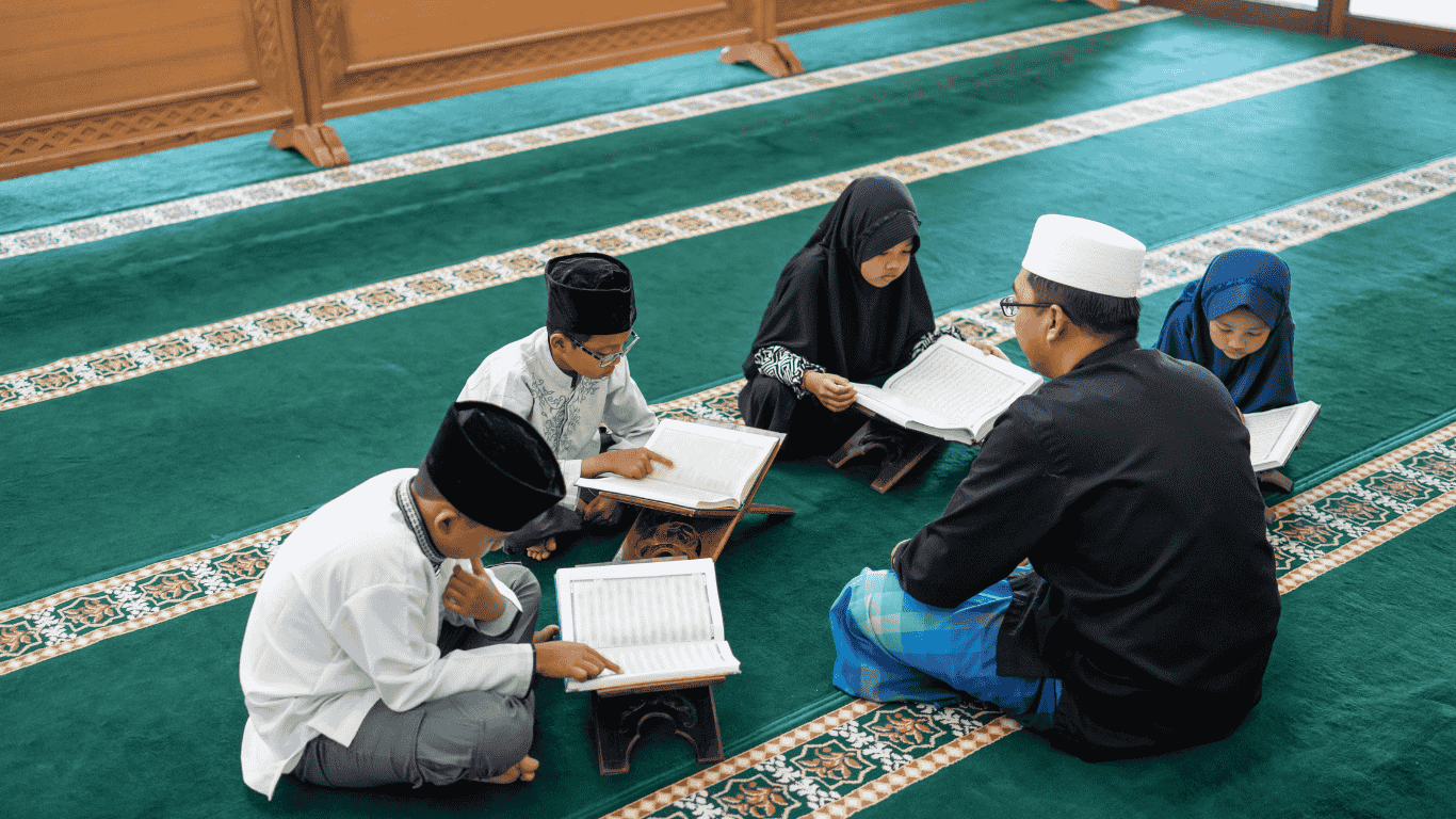 Gambar beberapa anak membaca mushaf al quran bersama-sama dibimbing seorang ustadz contoh adab membaca Al-Qur’an dengan khusyuk