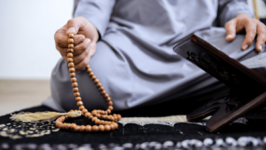 gambar pria memegang tasbih ilustrasi berdoa di masjid