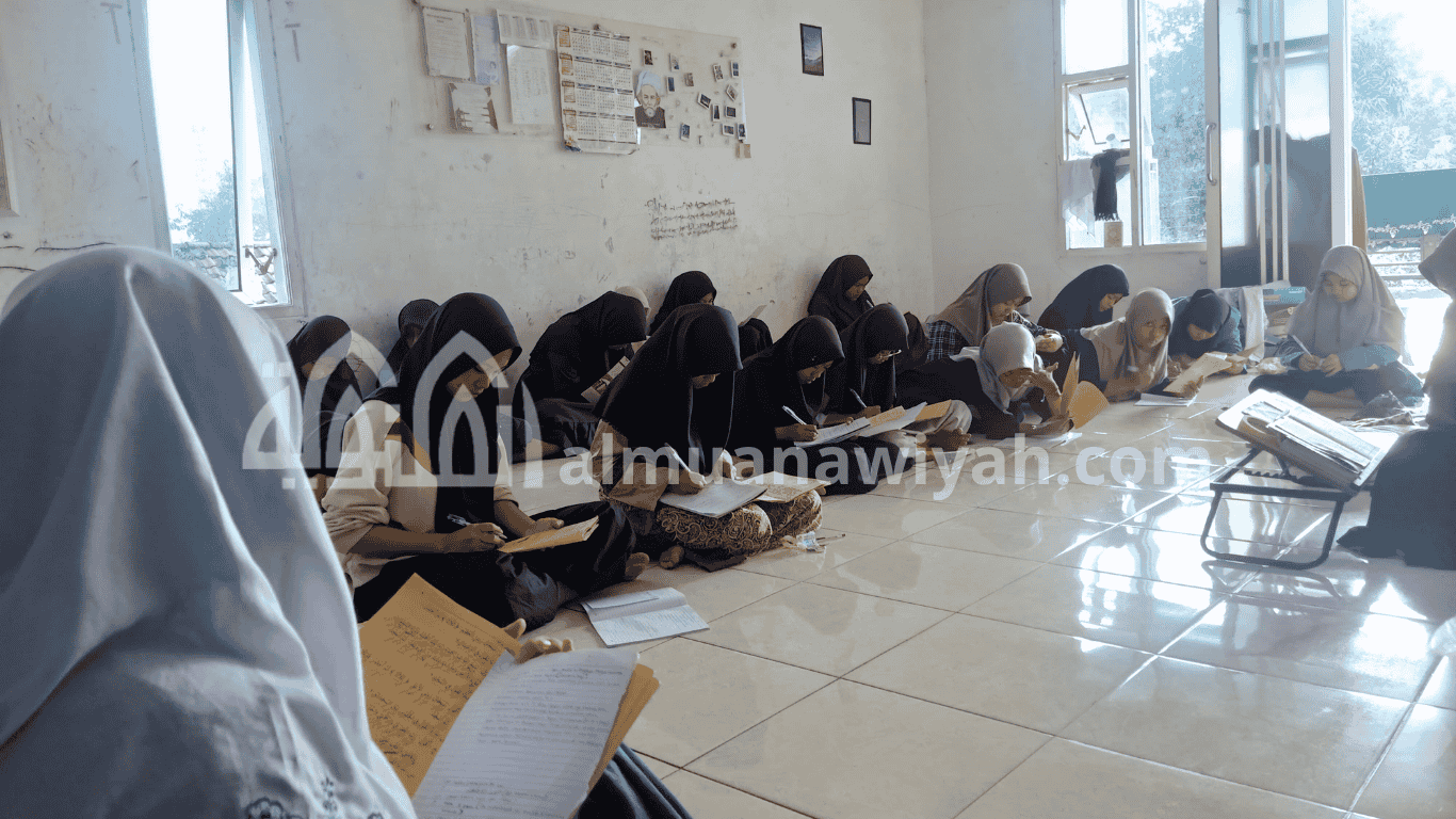 Para santri sedang mengaji kitab kuning di pesantren, menggambarkan pentingnya ilmu agama sebagai dasar membentuk anak shalihah