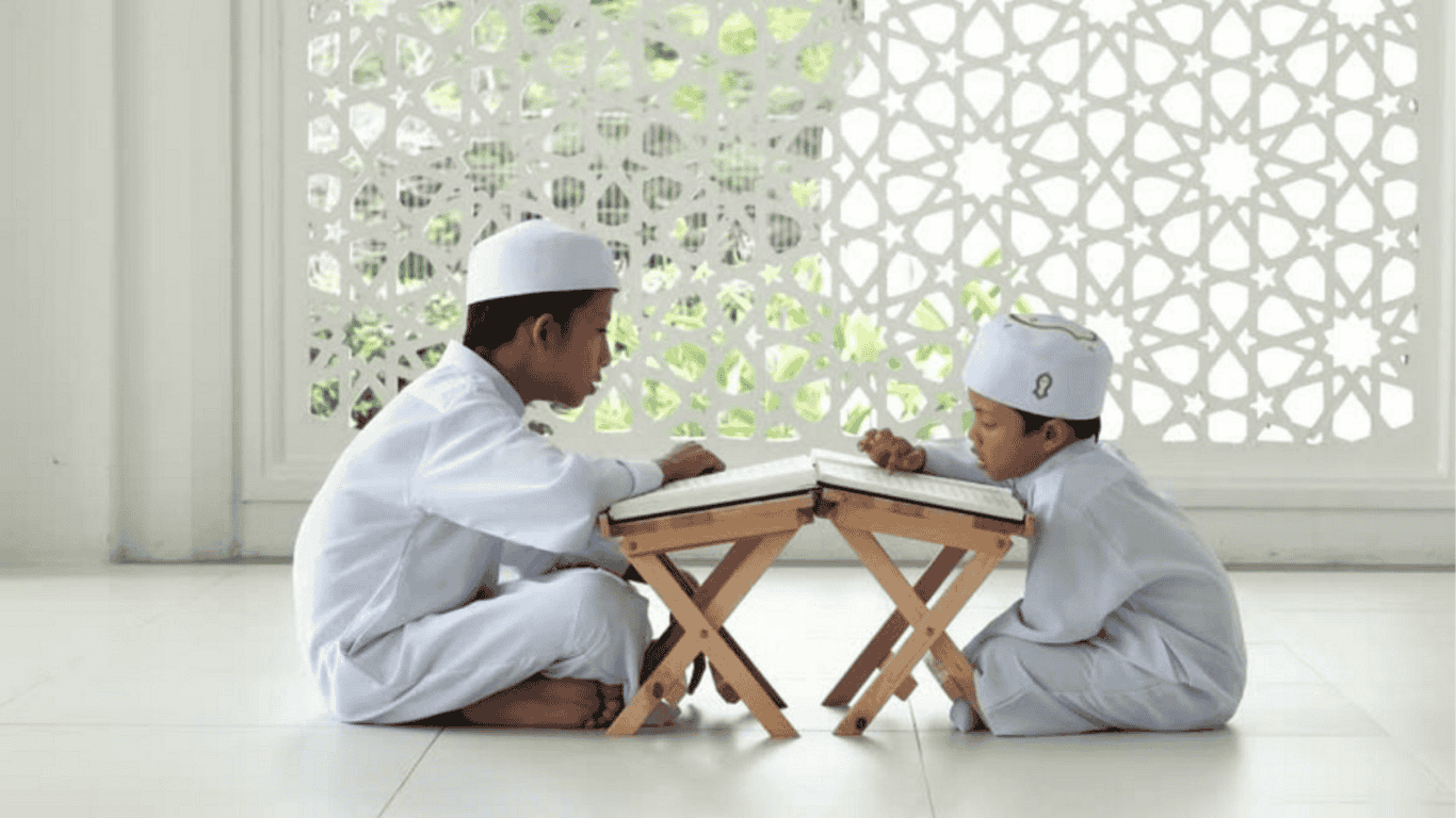 Seorang anak sedang belajar mengaji kepada ustadznya, menggambarkan pentingnya kitab adab penuntut ilmu sebagai pedoman bagi santri.