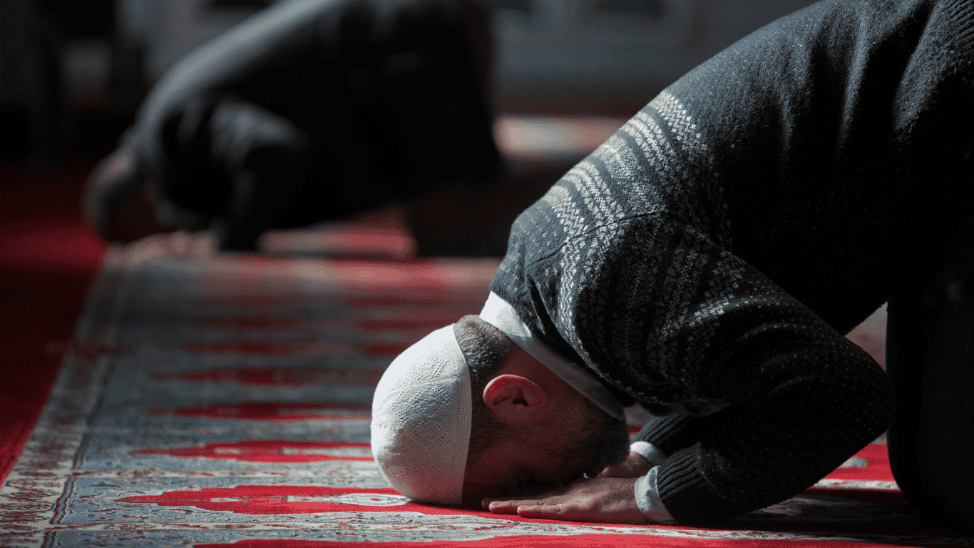 manfaat shalat dhuha menurut hadits nabi yang digambarkan dengan laki laki bersujud di masjid dengan sorotan sinar cahaya sebagai tanda waktu dhuha