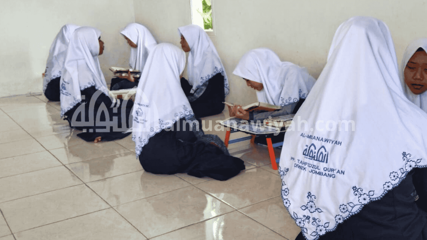 Beberapa santri PPTQ Al Muanawiyah sedang setor hafalan Al-Qur’an kepada ustadz, suasana khusyuk yang menggambarkan semangat dalam menghafal Al-Qur’an cepat dan mudah.