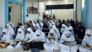 gambar santri murojaah bersama dalam tips menghafal al quran