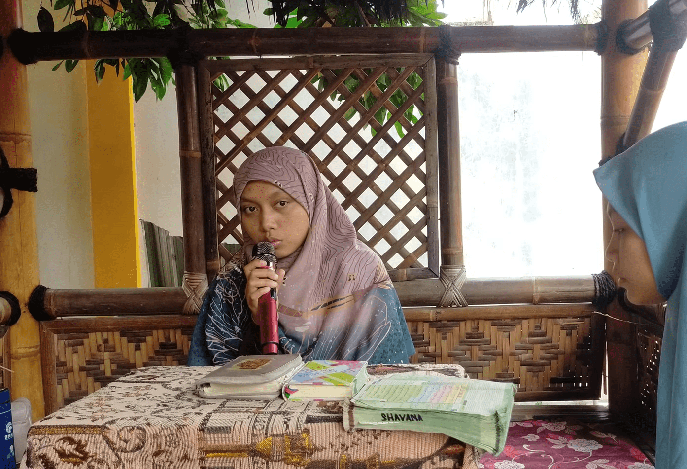 gambar santri Qori Qonitatuz Zahra sedang melakukan tasmi' hafalan 25 juz