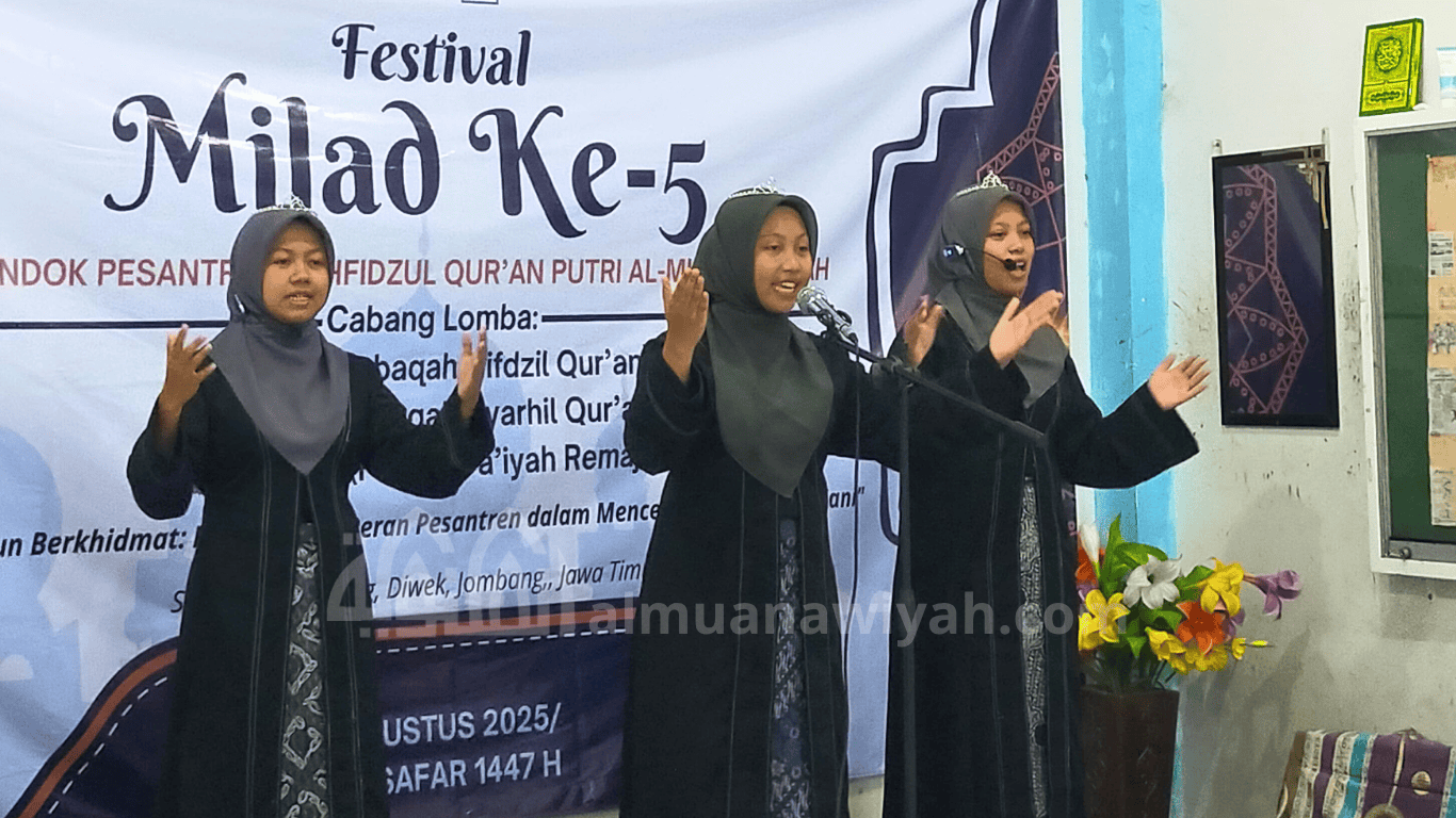 Musabaqoh syahril Qur'an santri pondok pesantren tahfidz putri Al Muanawiyah Jombang. Gambar santri menyampaikan ceramah dakwah dengan lagu