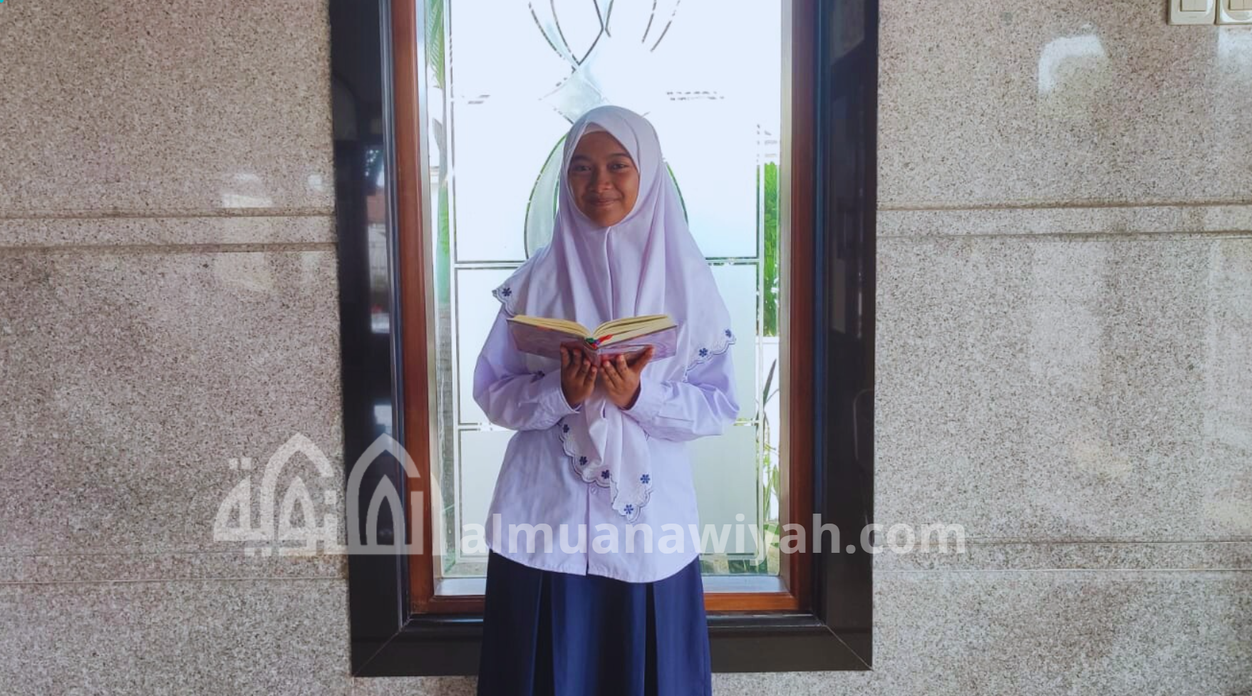 Motivasi penghafal Al Quran wisuda binadzor ketua osis. Santriwati membaca Al Quran di masjid