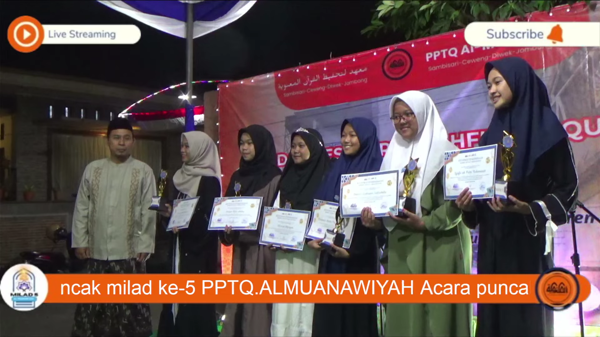 Puncak milad ke-5 pondok pesantren tahfidzul Quran Tahfidz Putri Al Muanawiyah Jombang. Apresiasi santri berprestasi terbaik