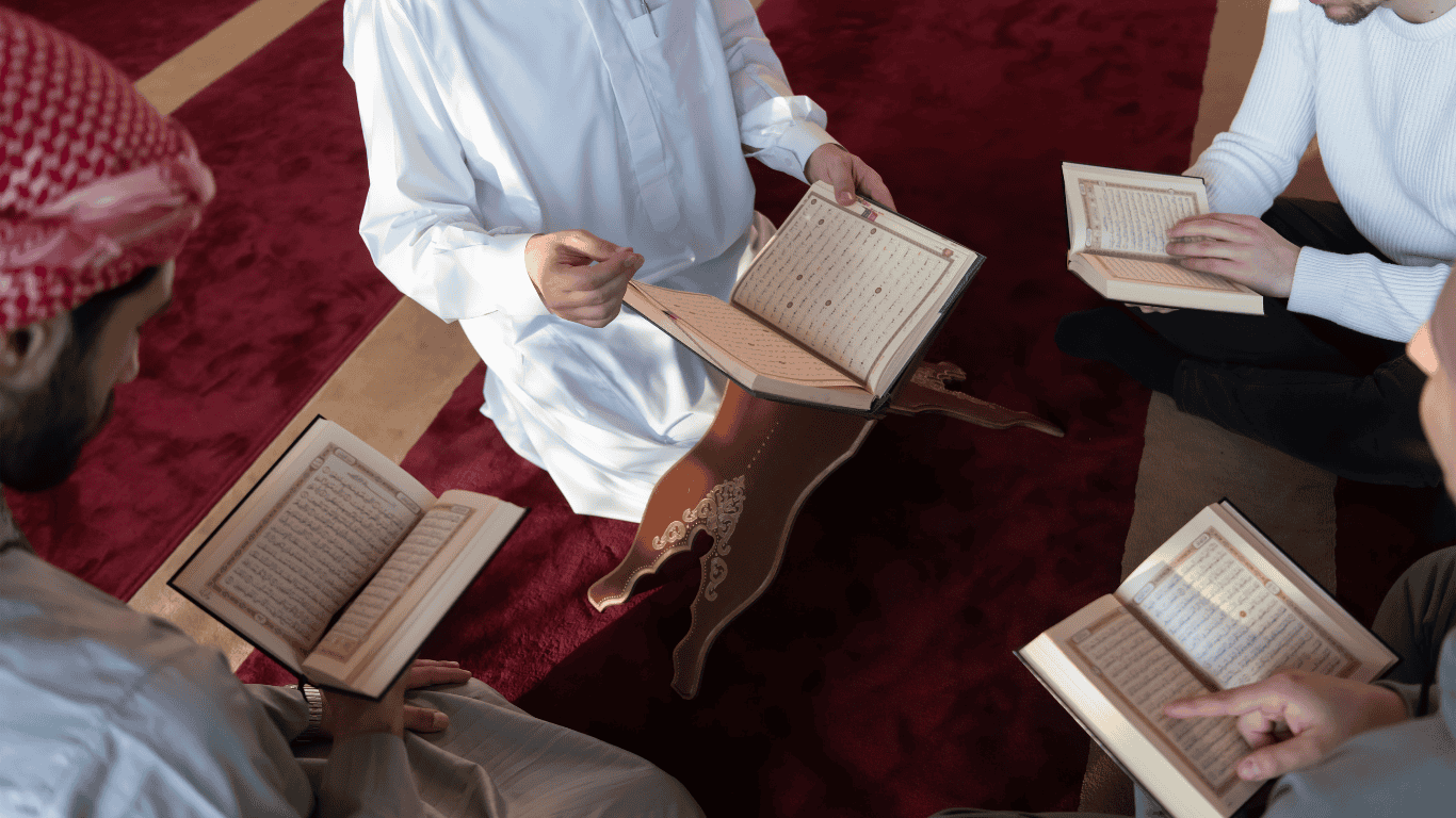 Beberapa santri duduk melingkar sambil mengaji Al-Qur’an, menggambarkan suasana seperti cara sahabat Nabi menghafal Al-Qur’an dengan kebersamaan dan pengulangan bacaan.