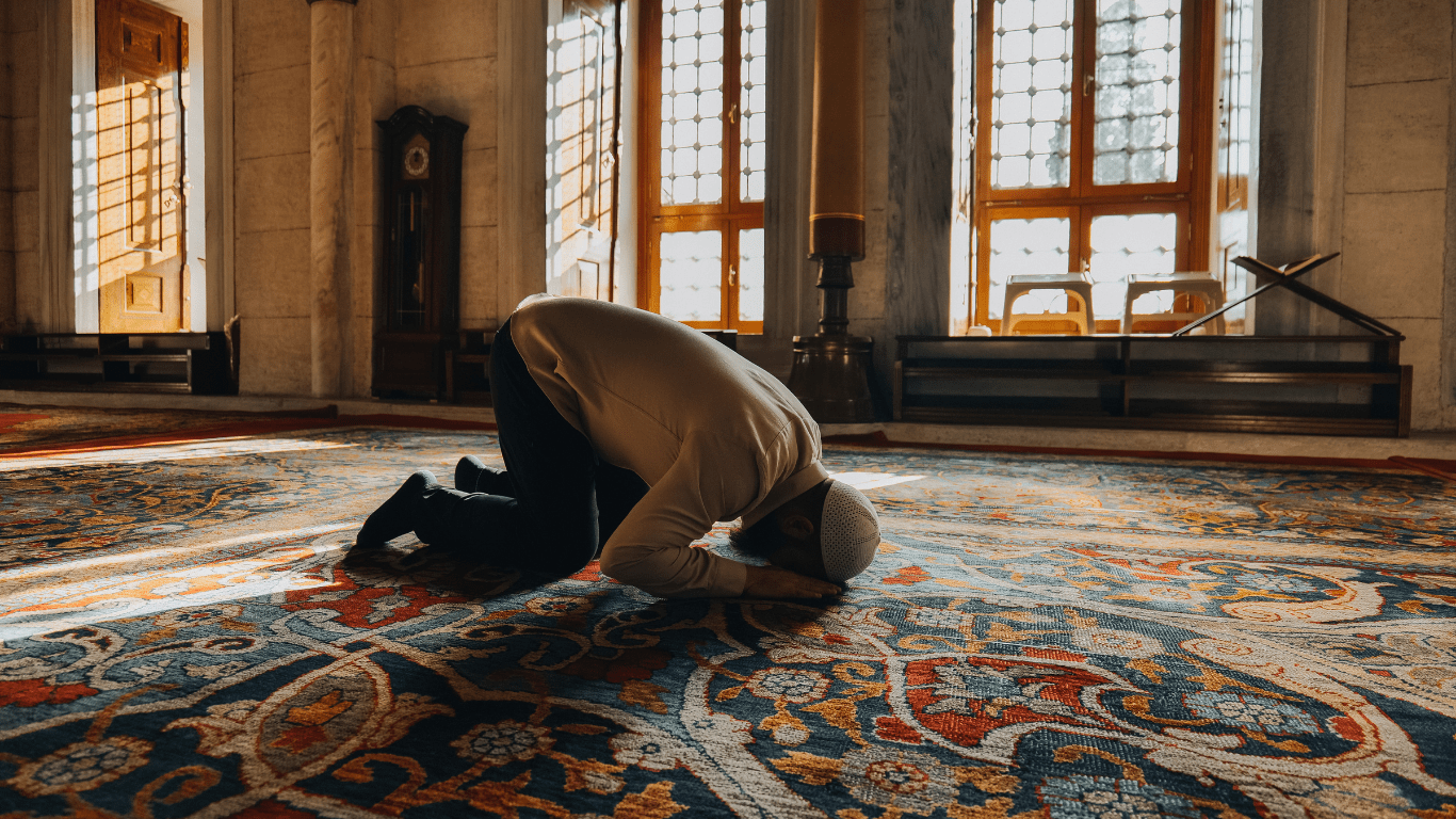 cara shalat khusyuk dan hati tenang. pria sedang sujud shalat di masjid, moslem pray in mosque
