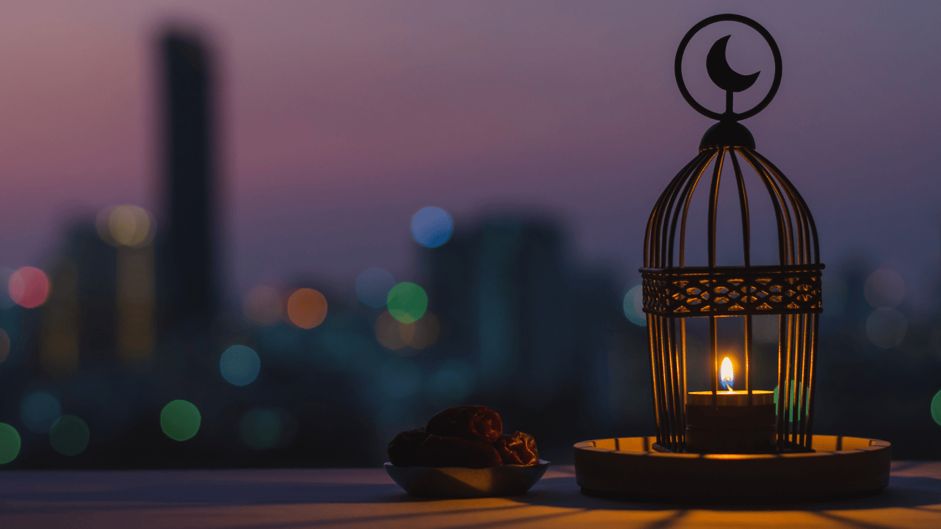 Hikmah surat Al-Qadr malam lailatul Qadr bulan Ramadhan. Lentera lampu minyak dan kurma sebagai simbol bulan Ramadhan