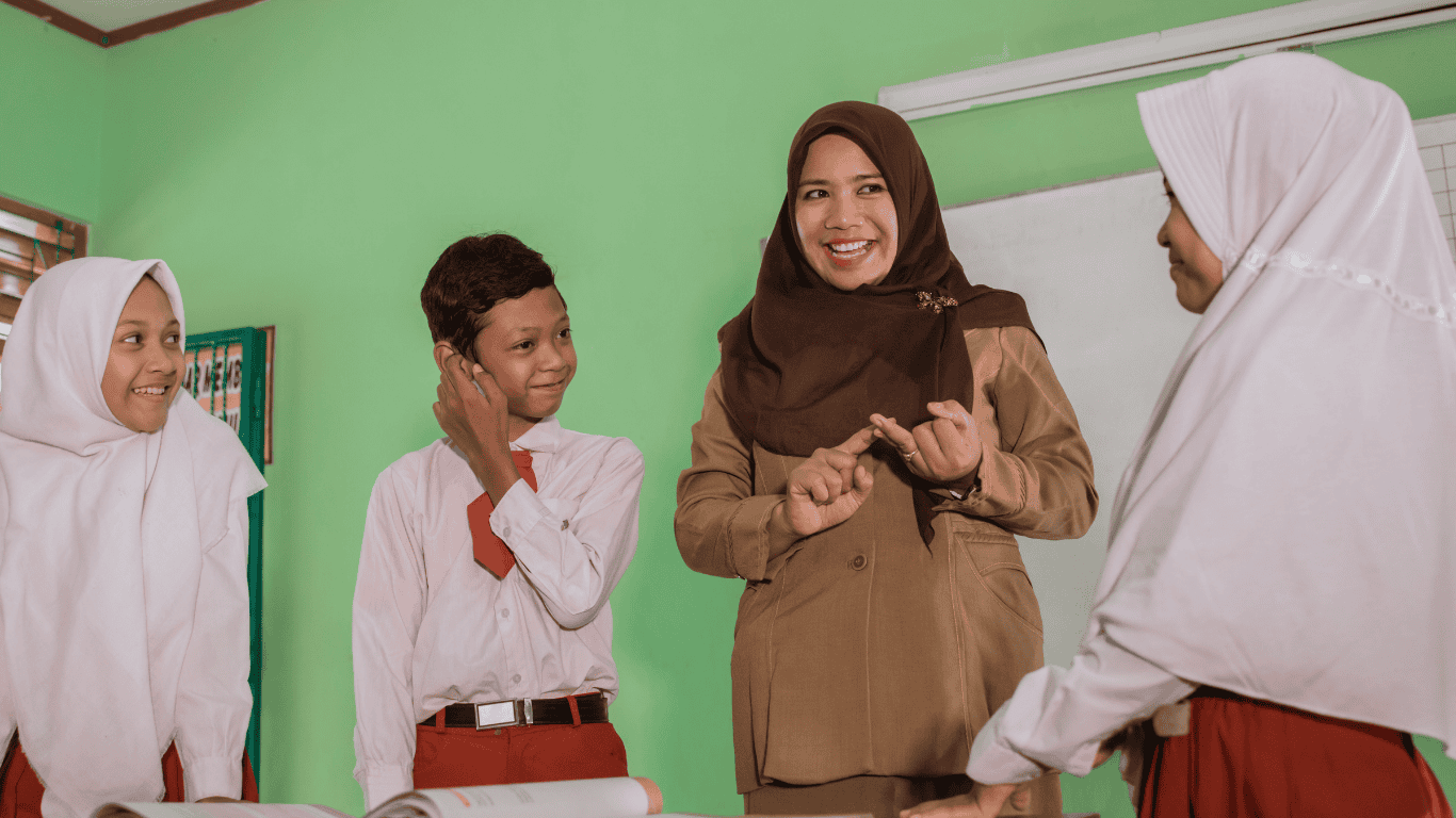 kesejahteraan guru Indonesia, guru honorer gaji tidak layak, guru beban negara, guru sedang mengajar murid SD di kelas