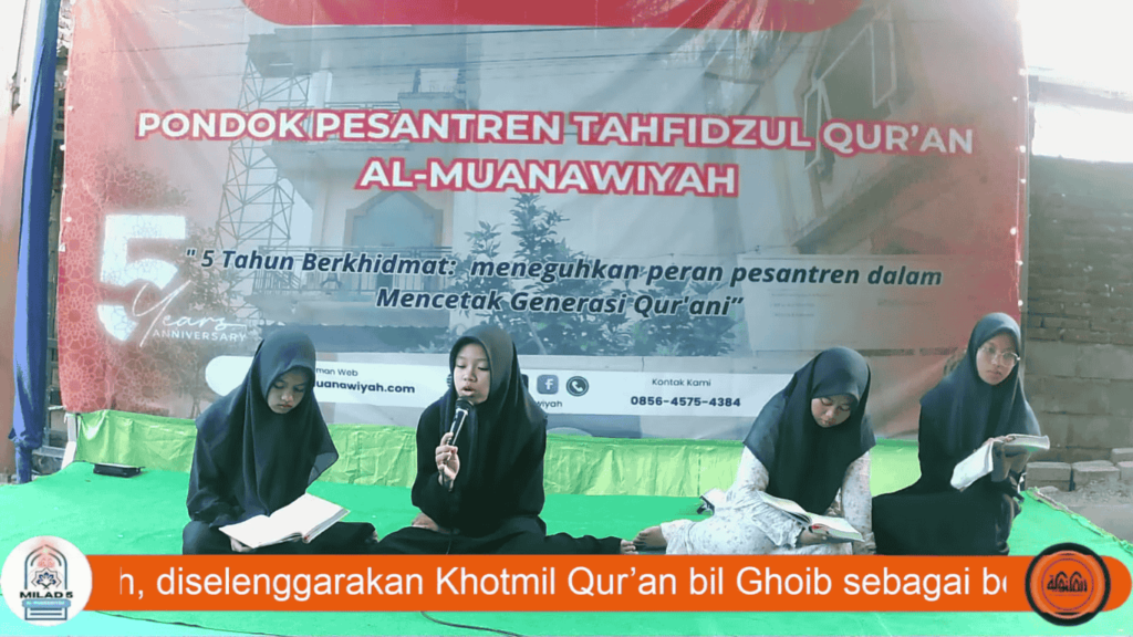 khotmil Qur'an bil ghoib santri pondok pesantren tahfidz putri Al Muanawiyah Jombang dalam milad ke-5 tahun. Santri khataman Al-Qur'an 30 juz
