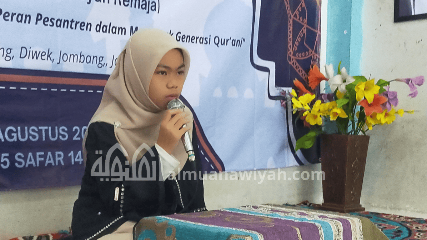 lomba MHQ santri musabaqoh hifdzil quran santri pondok pesantren tahfidz putri Jombang. Gambar santriwati sedang melantunkan Al-Qur'an