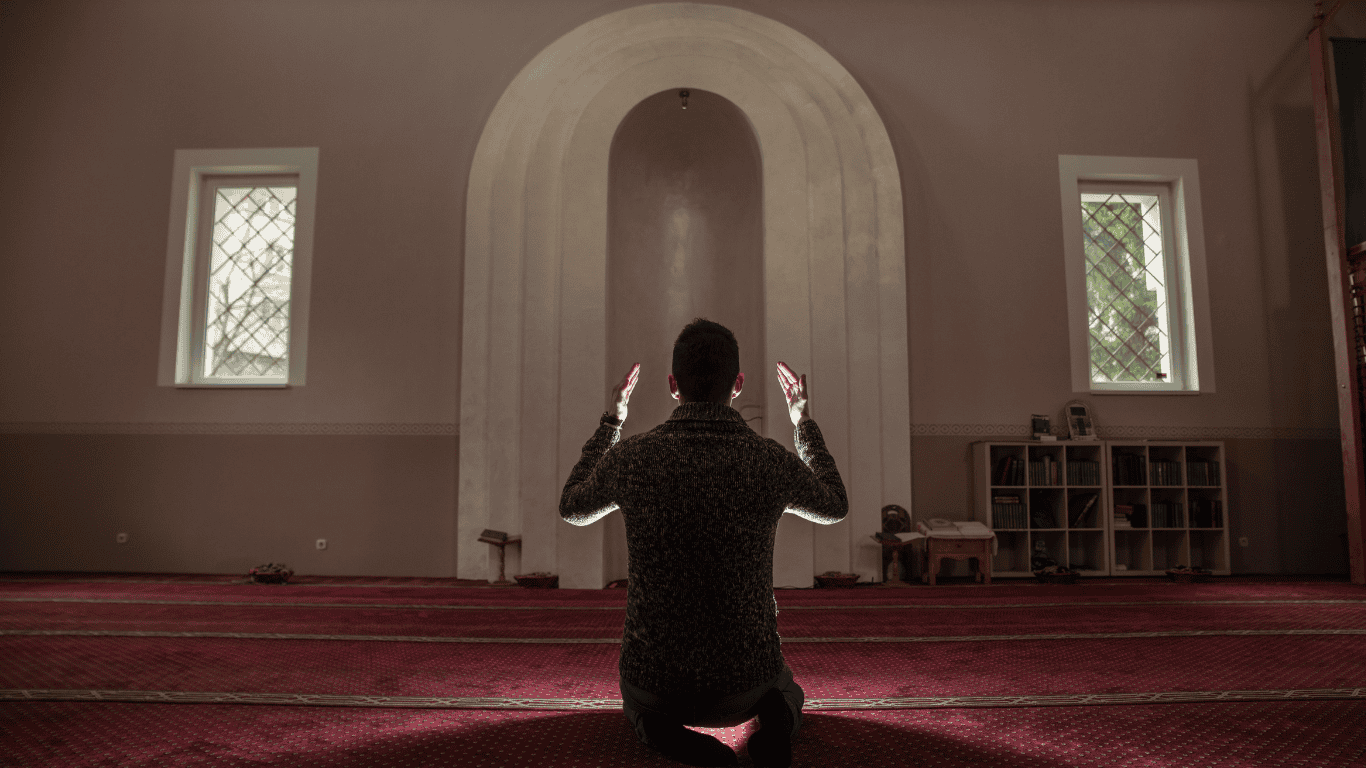 makna syahadat, ilustrasi orang Muslim shalat di masjid dan berdoa kepada Allah