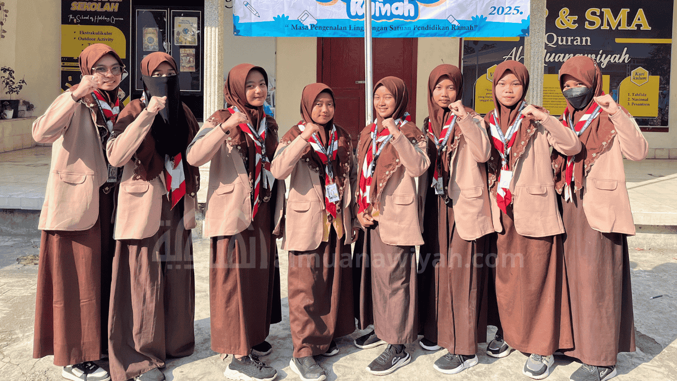 santri pramuka Hari Pramuka. Santri tangguh, disiplin, berakhlak mulia. Murid SMP perempuan berpakaian pramuka