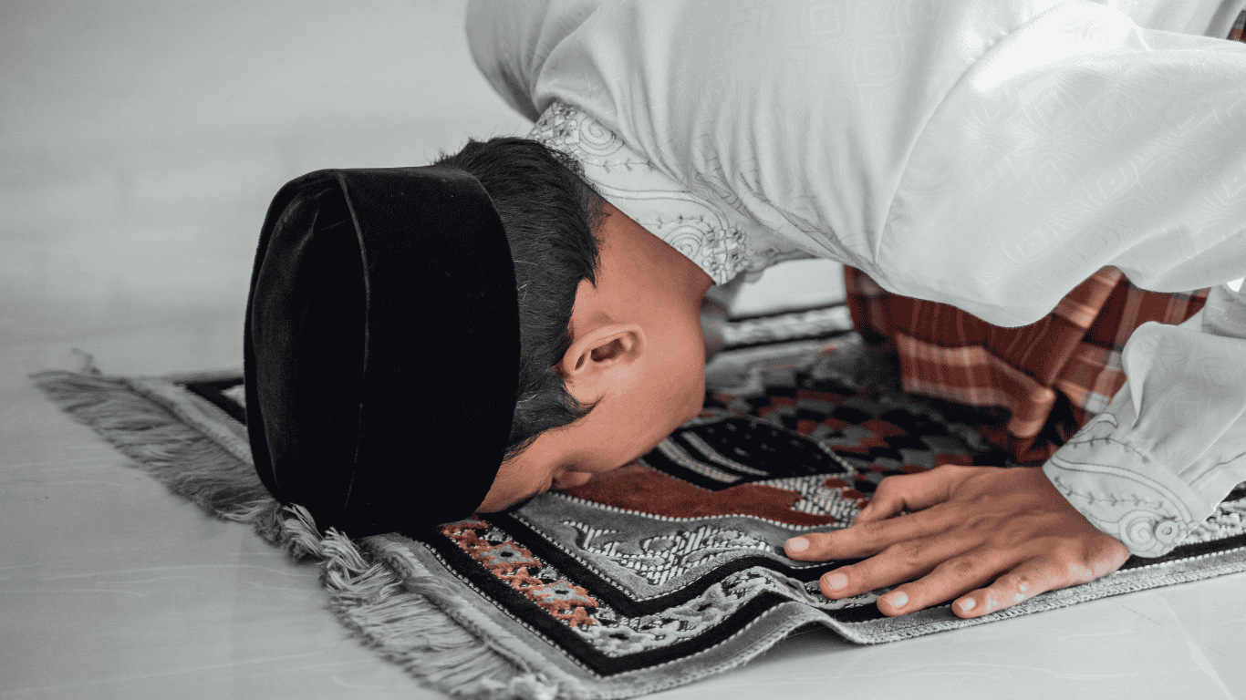 gambar pria Muslim sedang melakukan sujud shalat ilustrasi syarat sah shalat