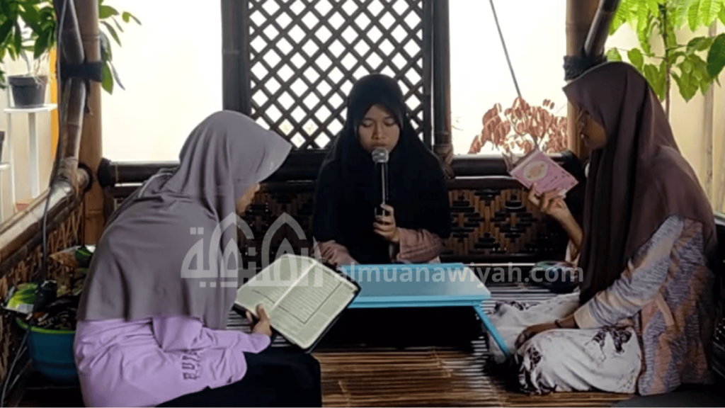gambar santri putri sedang mengaji Al Qur'an disimak teman lain