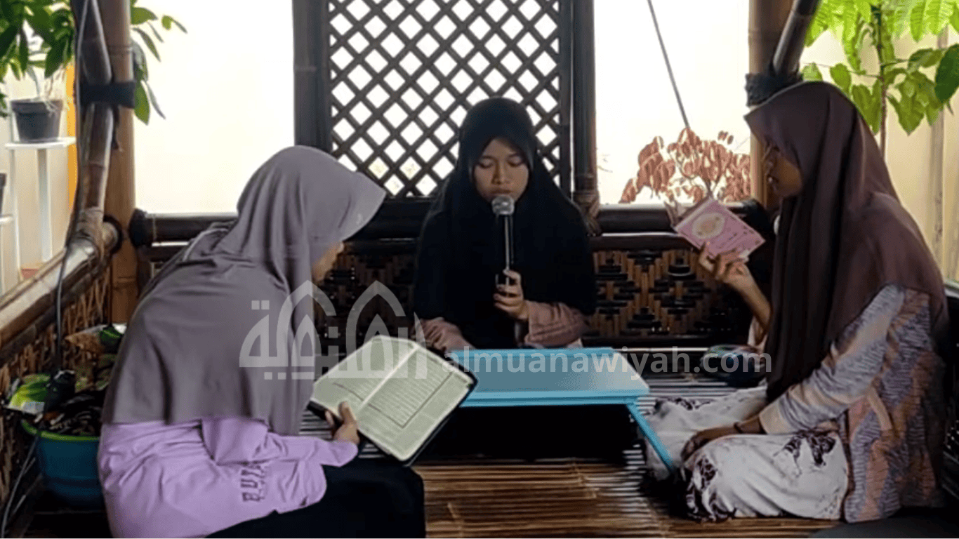 tasmi' hafalan Al-Qur'an santriwati Pondok Pesantren Tahfidzul Qur'an Al Muanawiyah