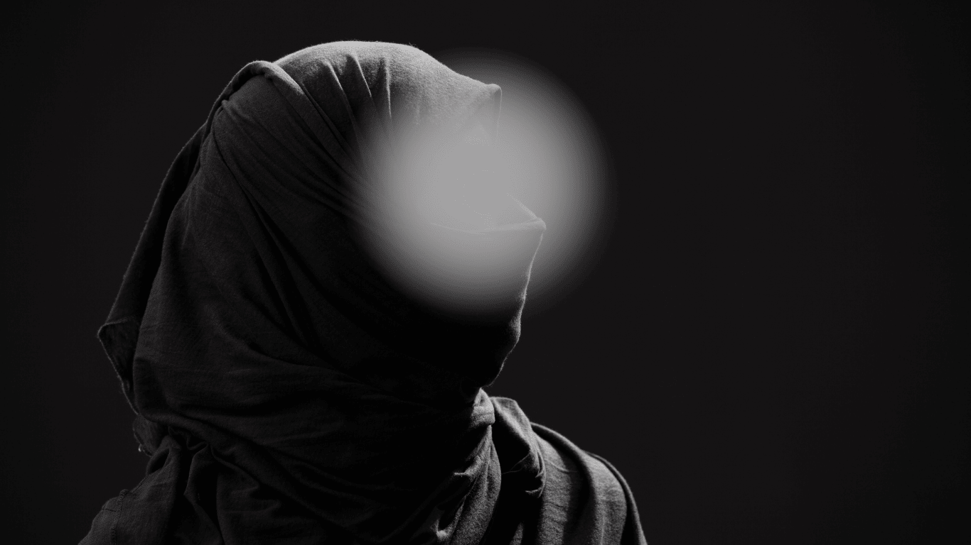 gambar wanita mengenakan hijab dan cadar hitam dengan mata diblur sebagai ilustrasi Asma' binti Abu Bakar