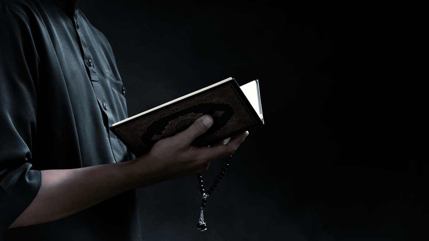Ilustrasi seorang pria berjubah sedang membuka mushaf Al-Qur’an, menggambarkan sosok Ubay bin Ka’ab, sahabat Nabi yang dikenal sebagai penghafal Al-Qur’an dan namanya disebut oleh Allah.