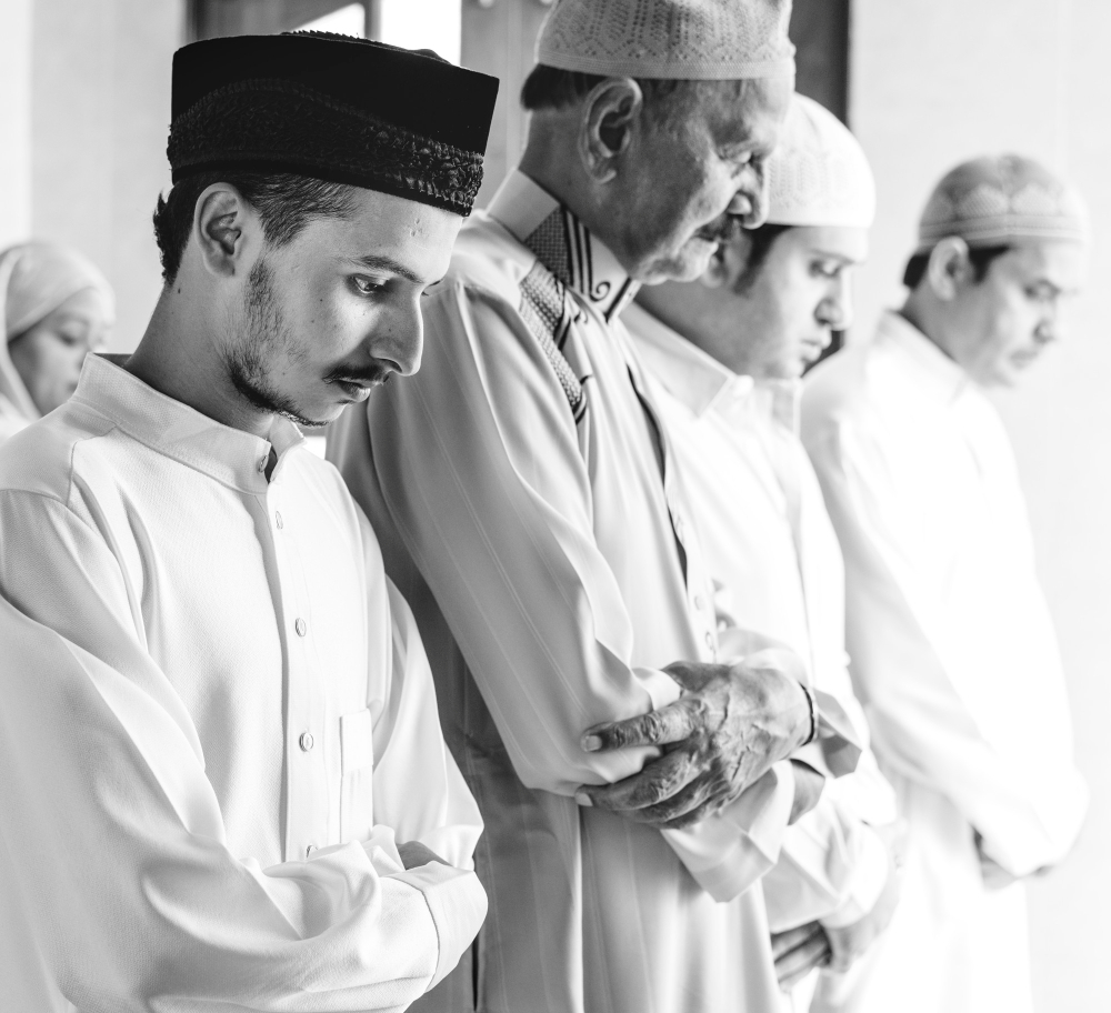 gambar para laki-laki Muslim sedang shalat berjmaah menggambarkan ilustrasi keutamaan shalat berjamaah dibanding shalat sendirian