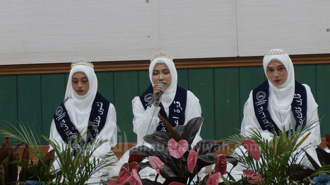 mengulang ayat tasmi' hafalan ujian terbuka wisuda tahfidz pondok pesnatren tahfidz putri Al Muanawiyah Jombang