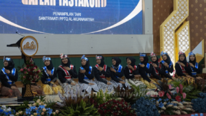 tari saman warisan budaya aceh kota serambi mekah. Penampilan haflah tasyakur wisuda tahfidz pondok pesantren tahfidz putri Al Muanawiyah Jombang