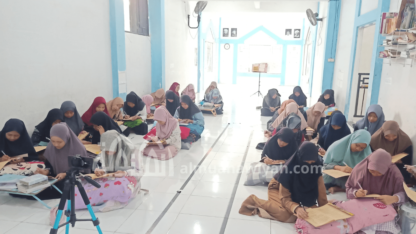 adab pesantren adab belajar adab menuntut ilmu. santri pondok pesantren tahfiz putri Jombang sedang mengaji kitab kuning