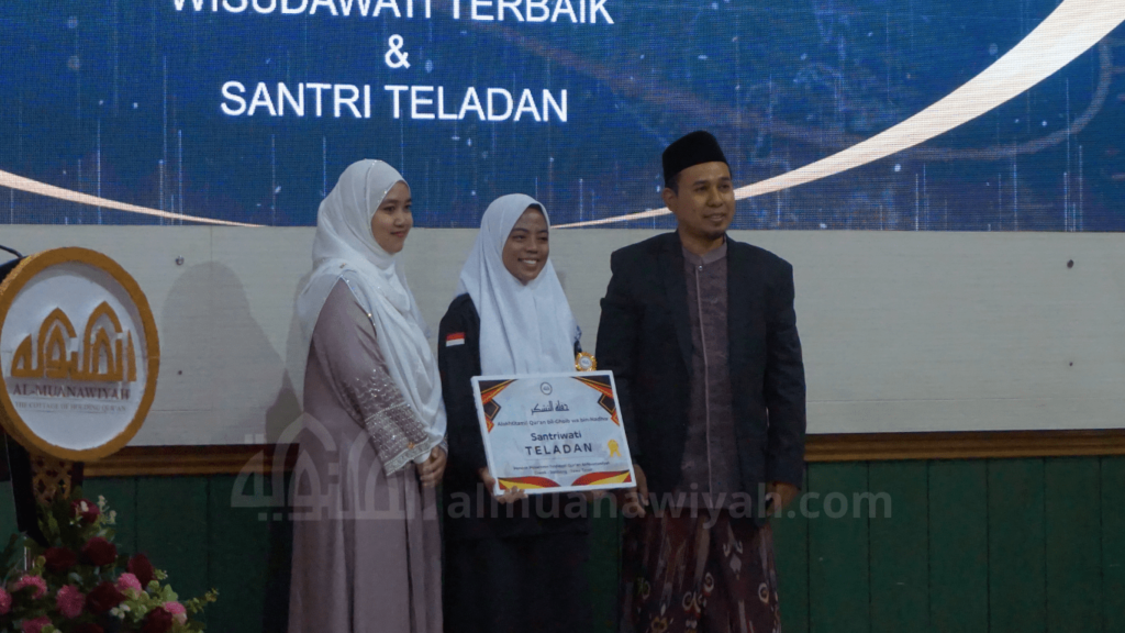apresiasi santri berprestasi santri teladan pondok pesantren tahfidzul qur'an Al Muanawiyah Jombang