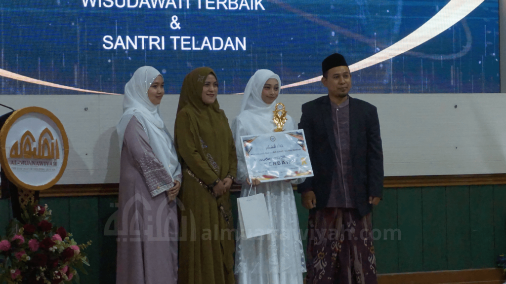 wisudawati tahfidz bil ghoib 30 juz terbaik, santri berprestasi, pondok pesantren tahfidz putri Al Muanawiyah Jombang