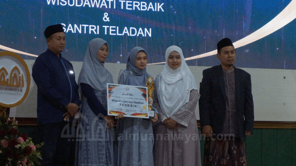 apresiasi wisudawati binnadzor 30 juz terbaik pondok pesantren tahfidzul Qur'an Al Muanawiyah Jombang