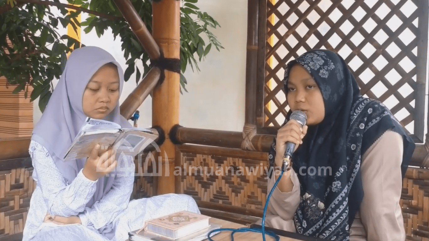  Gambar santri putri sedang menyetorkan hafalan ke temannya ilustrasi metode sambung ayat dan tasmi' hafalan