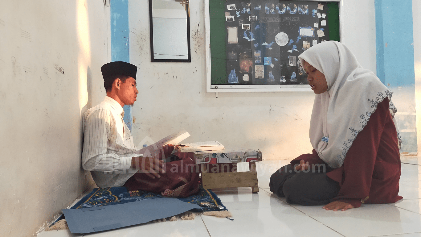 seleksi wisuda tahfidz 2025 binnadzor. ujian tartil Al-Qur'an, ujian membaca Al-Qur'an santri putri pondok pesantren tahfidz Jombang. Santri putri sedang setoran ke ustadz