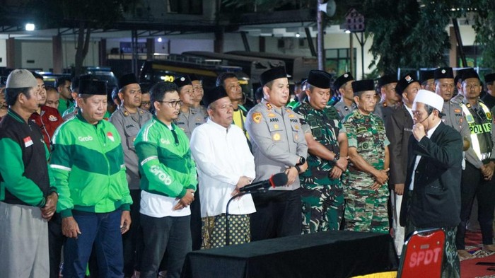 gambar shalat ghaib di Polres Jombang untuk Affan Kurniawan korban demo 28 Agustus 2025