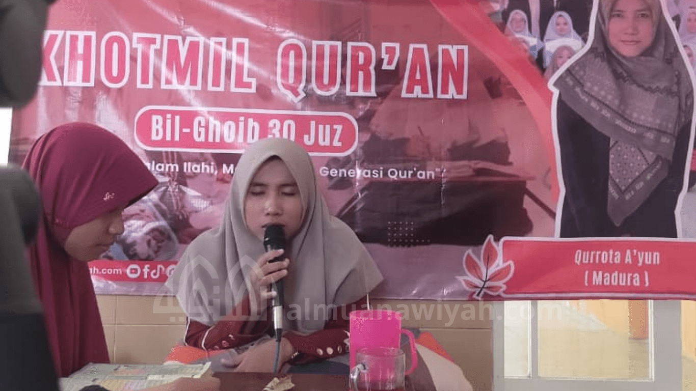 Gambar santri putri sedang tilawah Al-Qur'an tasmi' bil ghoib 30 juz sekali duduk