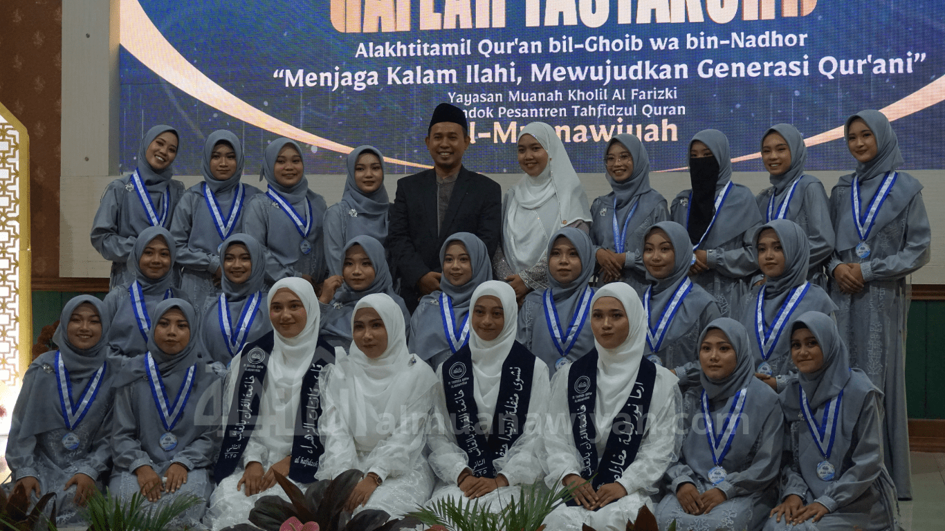 gambar santri wisuda tahfidz haflah tasyakur II pondok pesantren tahfidz putri Jombang