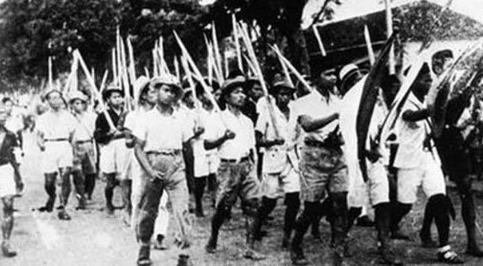 gambar beberapa orang Indonesia membawa senjata dalam pertempuran Surabaya