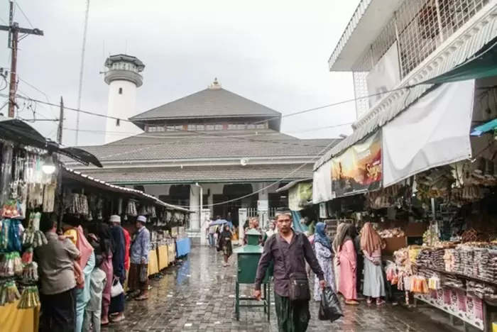 gambar masjid dengan banyak pengunjung dan penjual makanan di lingkungan pesantren ampel denta surabaya