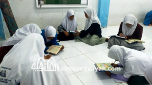 gambar beberapa santri putri sedang belajar Al Quran bersama di ciri pondok tahfidz putri berkualitas