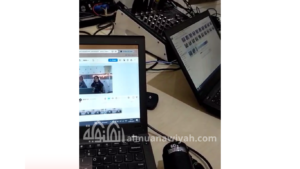 gambar laptop, mixer sound, dan alat perekam dan peralatan multimedia lainnya