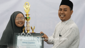 gambar santri menerima penghargaan kamar terbersih dari pengasuh pondok contoh kelebihan sekolah Qur'an Jombang