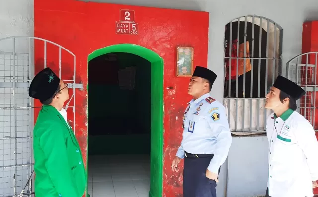 gambar petugas lapas dan beberapa orang berdiri di depan penjara